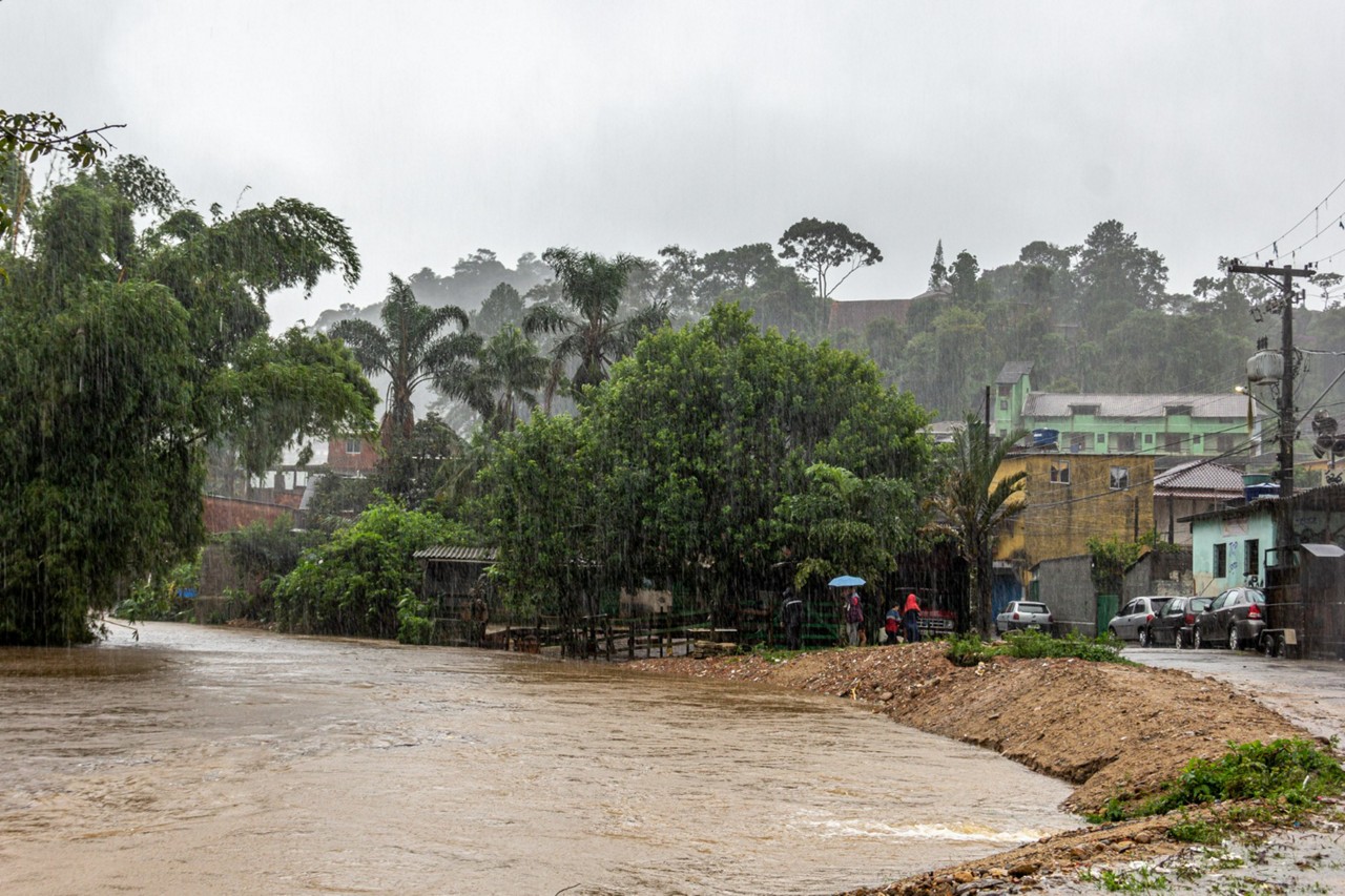 Rio Piabanha já alto, no bairro do Barroso e a chuva nessa manhã em Teresópolis, neste sábado (5)