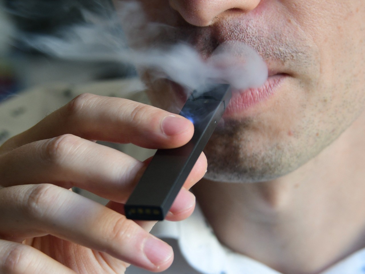 Mesmo ilegal, vape, ou cigarro eletrônico, é encontrado com facilidade em lojas online e físicas