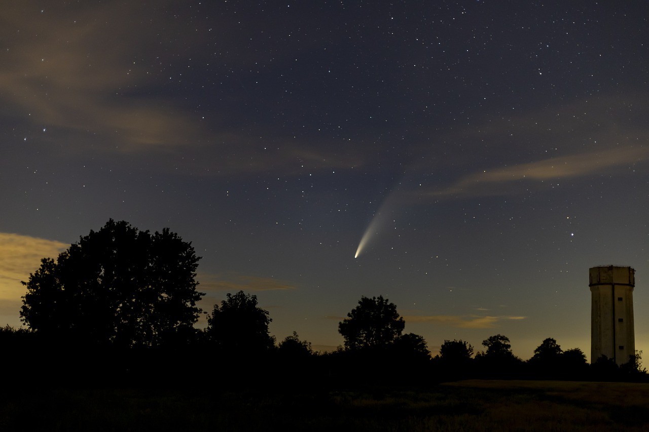 Imagem ilustrativa da passagem de um cometa