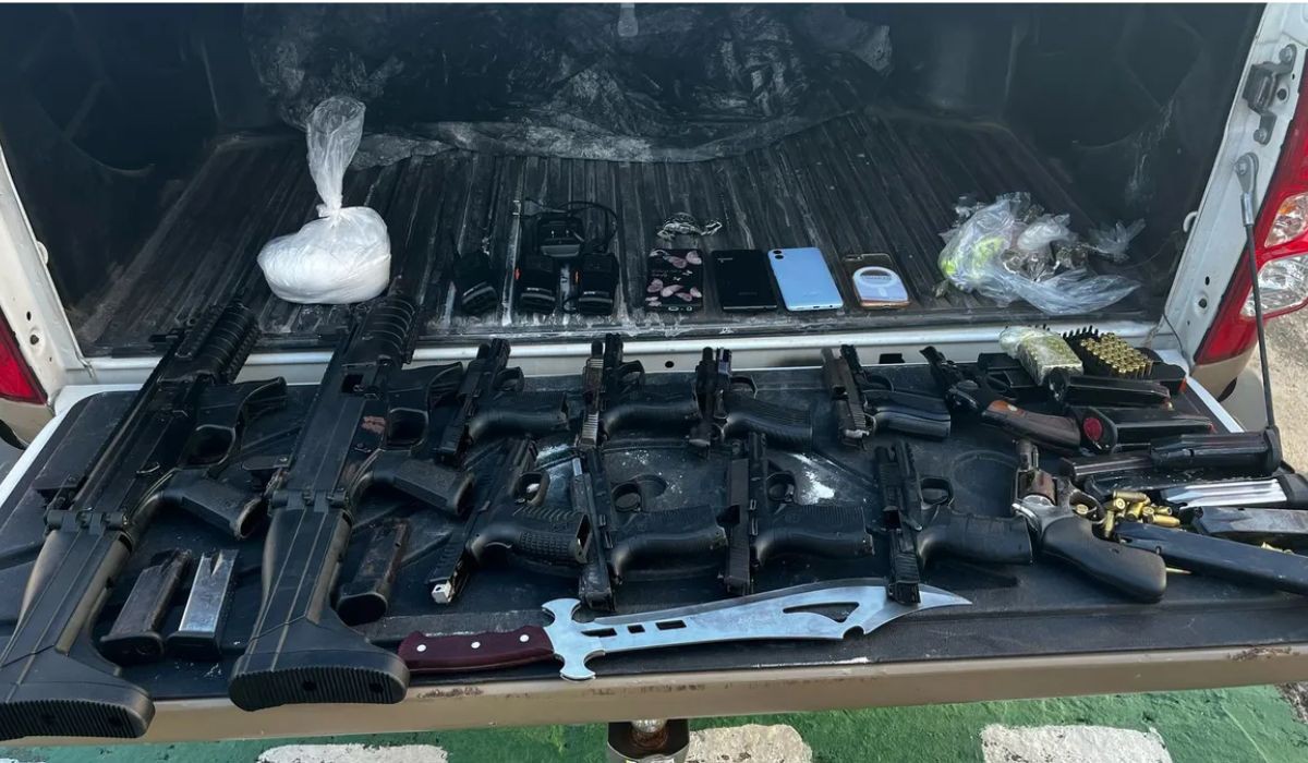 A PM apreendeu um arsenal de armas que inclui submetralhadoras, pistolas, revólveres, carregadores, munições
