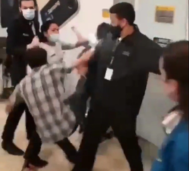 Vídeo mostra a confusão, que teve agressões entre o casal e funcionários da companhia