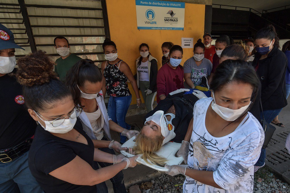 Moradores já participam de um treinamento de primeiros-socorros na favela de Paraisópolis, em São Paulo, Brasil, durante a pandemia de coronavírus
