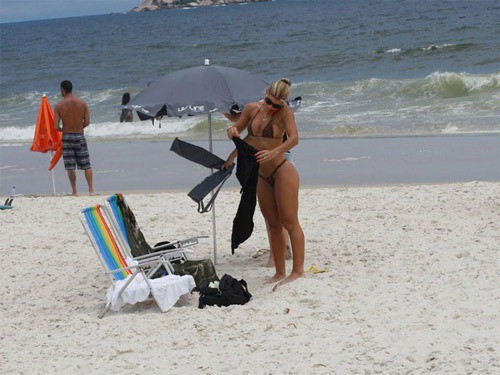 Mirella Santos mostra suas curvas em praia do Rio de Janeiro
