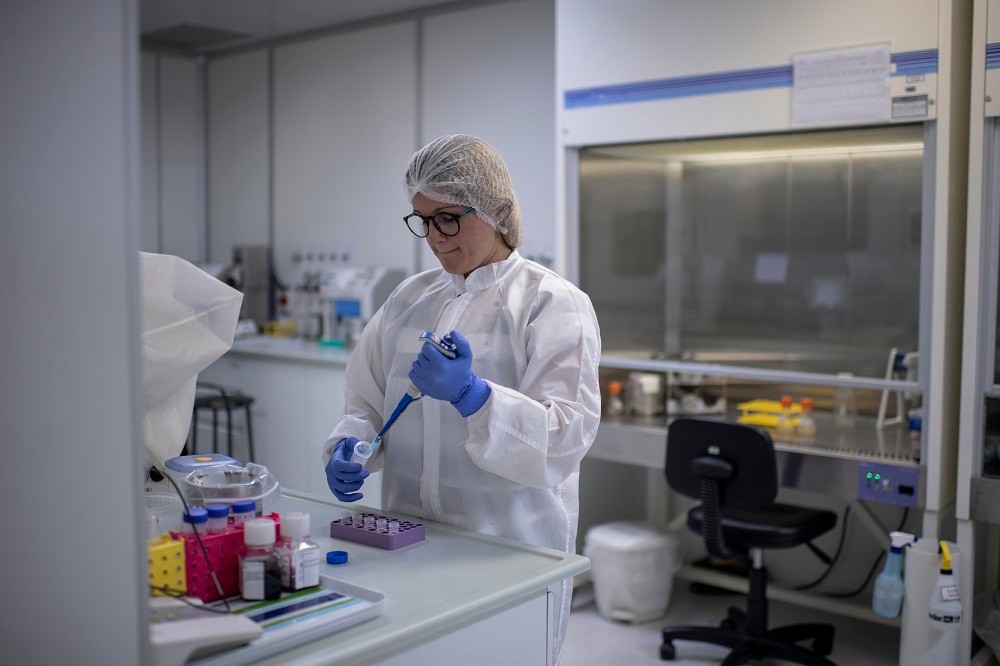Cientistas acreditam que o plasma de um indivíduo em recuperação pode ajudar um paciente doente por já conter anticorpos contra a infecção