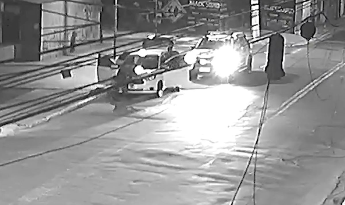 Uma câmera flagrou momento em que policiais retiraram as placas de veículo