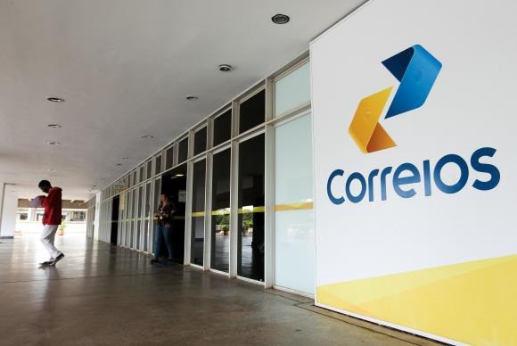 A greve nacional dos Corrreios começou nesta segunda-feira (12) e deve impactar nos serviços de recebimento e postagem de contas, cartas e encomendas 