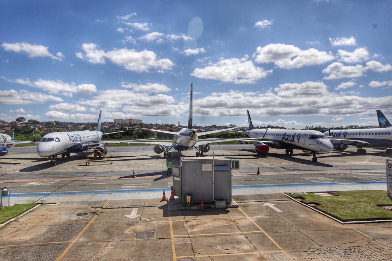 Aviões ficaram estacionados no aeroporto