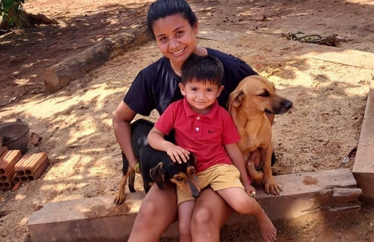 Segundo os bombeiros, animais estavam protegendo a criança quando ela foi encontrada
