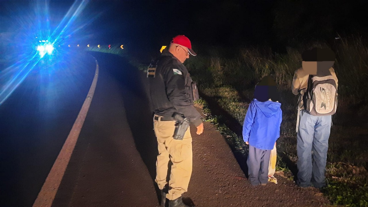 Crianças foram encontradas por volta das 2h20 andando sozinhas às margens da rodovia 