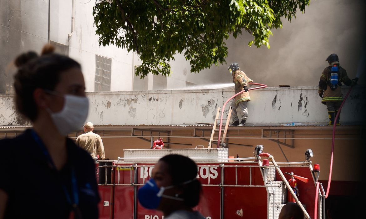 Criança de 1 ano é a sétima vítima em incêndio no Hospital Federal de Bonsucesso