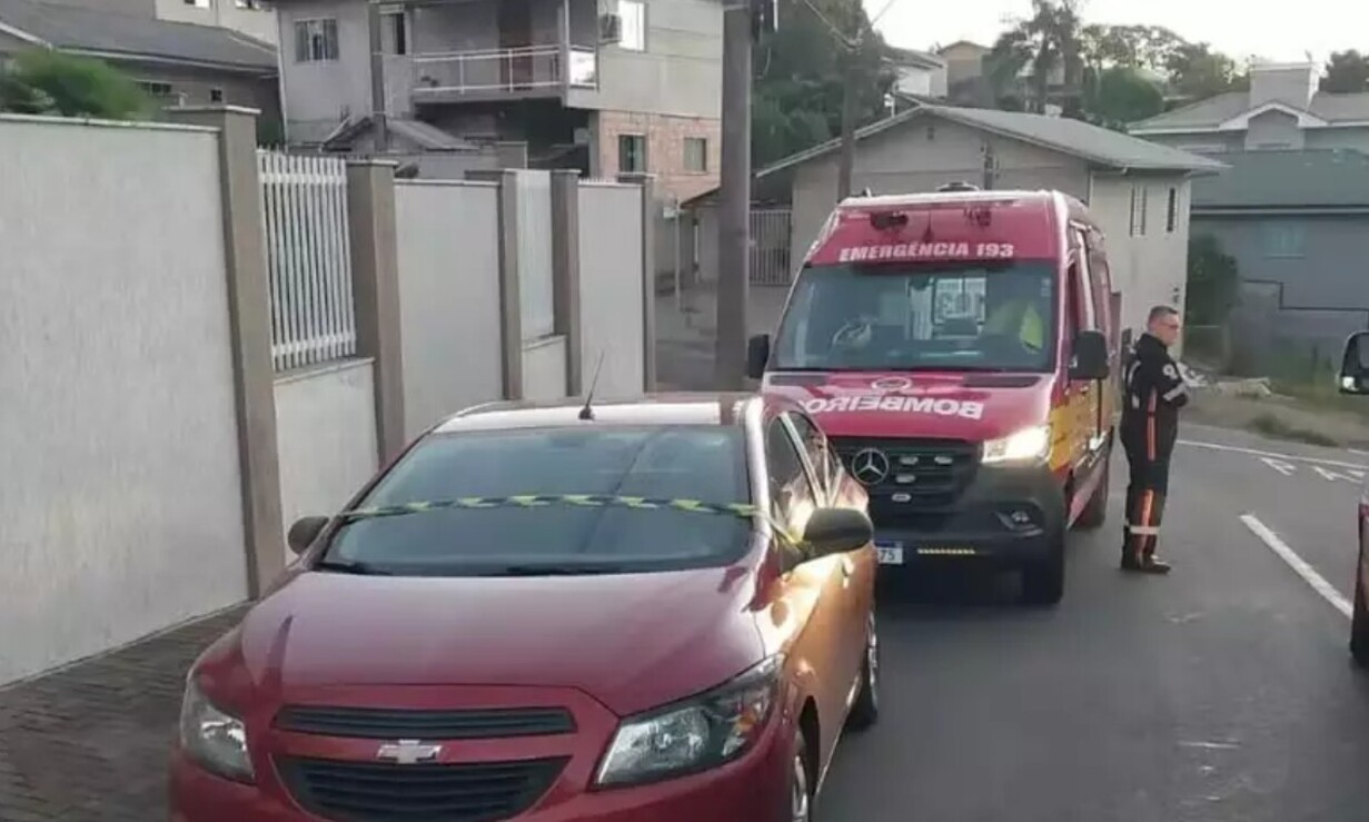 Bombeiros isolam carro onde menino de 3 anos morreu após ficar 10 horas trancada no banco de trás, em Videiras, em Santa Catarina