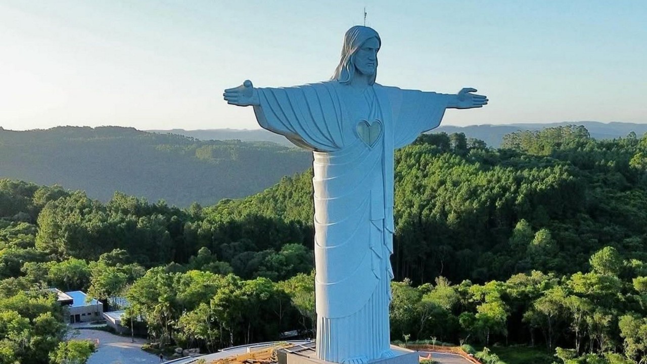 Estátua do Cristo Redentor construída em Encantado tem altura maior do que a do Cristo Redentor do Rio