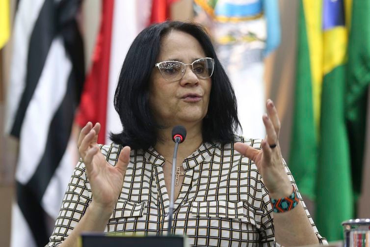 A senadora Damares Alves