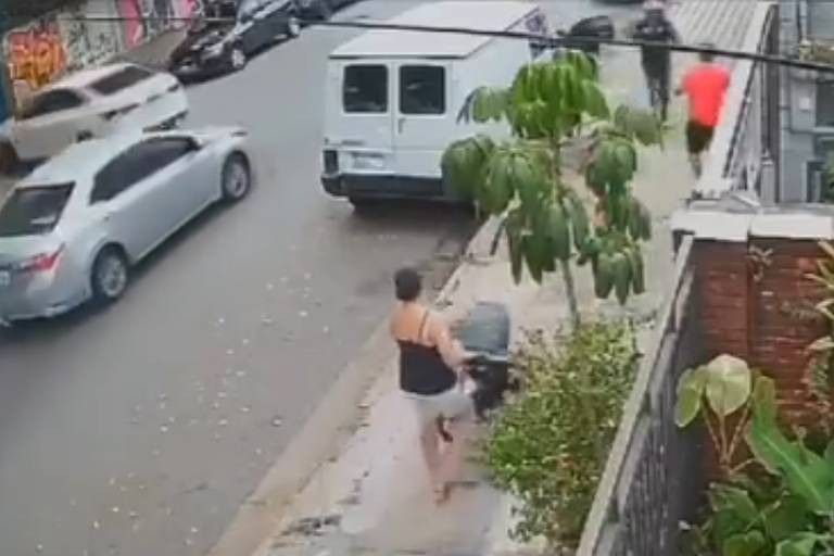 Câmera de segurança registrou momento em que delegado foi baleado após tentativa de assalto 