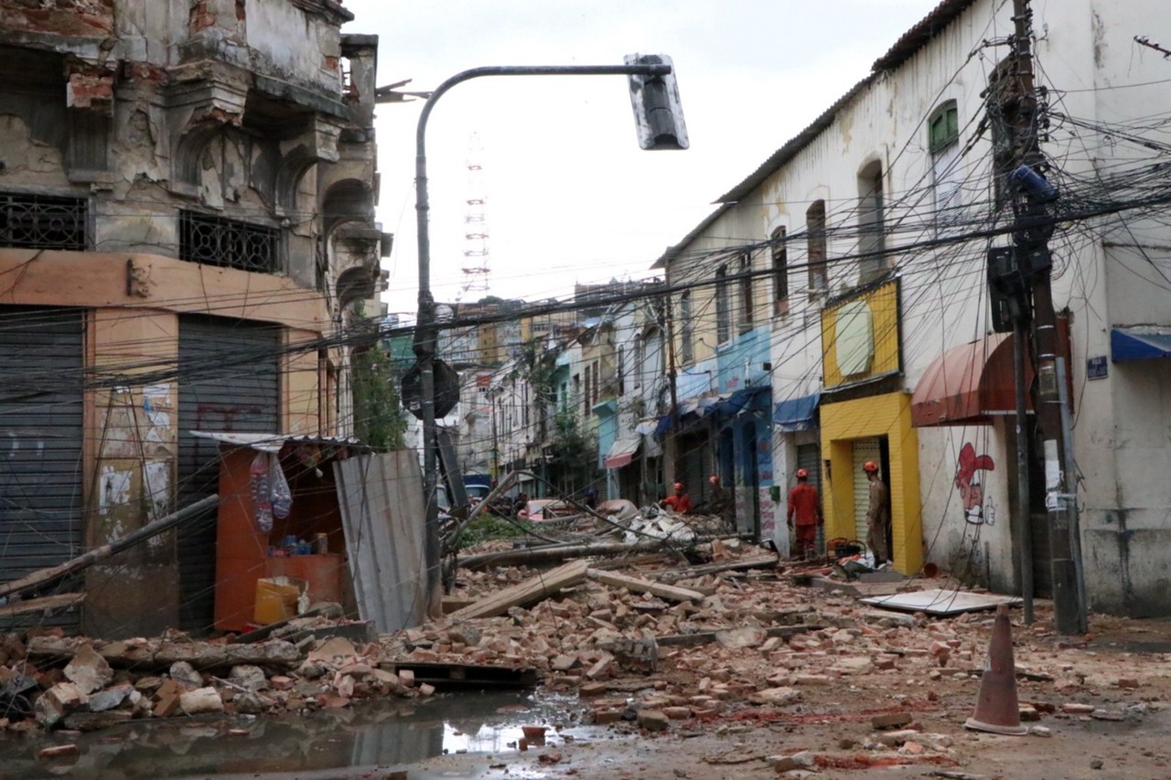 Rua Senador Pompeu foi interditada após queda de casarão