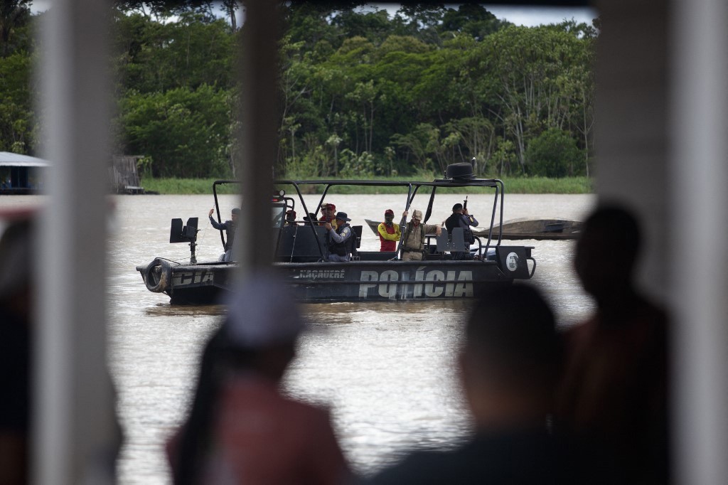 Barco com policiais e bombeiros parte para o trabalho de busca do indigenista Bruno Pereira e do jornalista Dom Phillips no porto da cidade de Atalaia do Norte, Amazonas