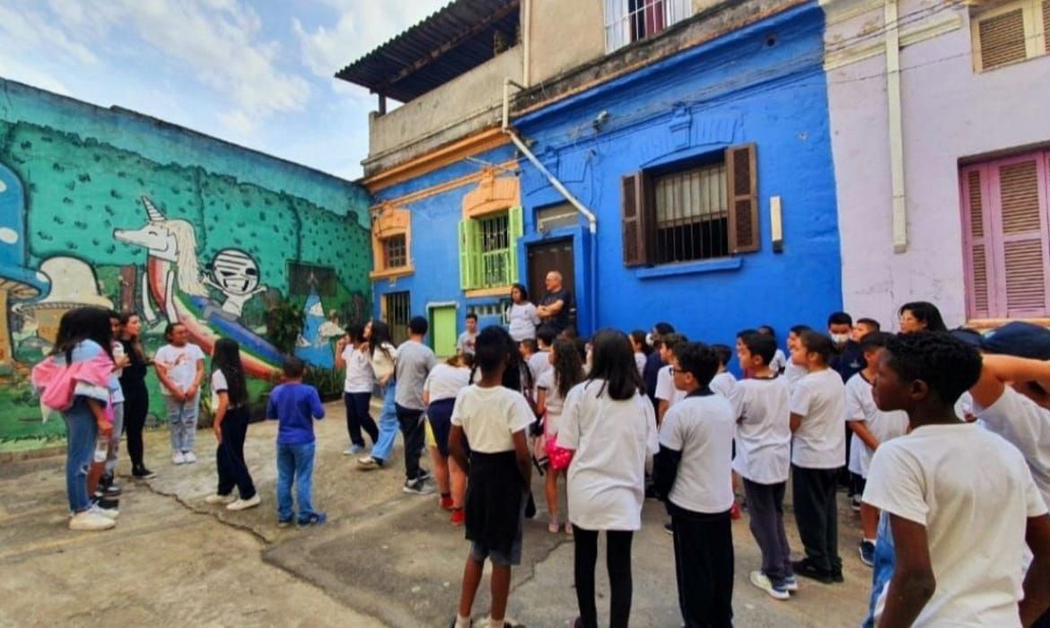 Dia dos Professores: professor Paulo Roberto Magalhães inspira crianças em aulas nas ruas de São Paulo
