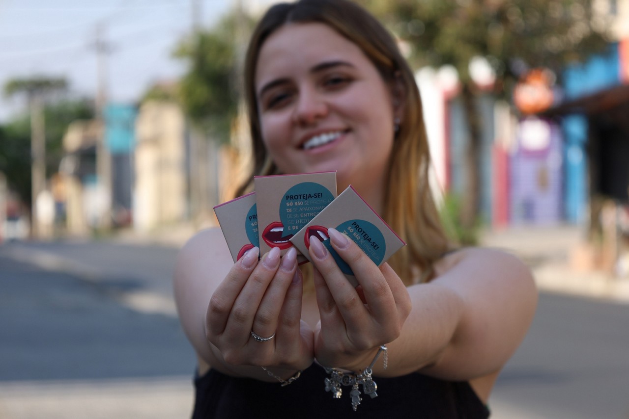 No Dia do Sexo, Sós distribui preservativos em BH