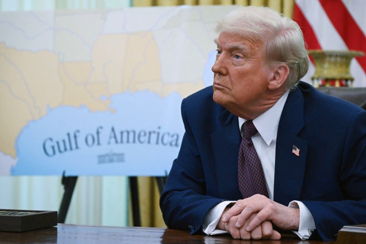 Donald Trump com um mapa do agora chamado 'Golfo da América' após ordem executiva do presidente dos EUA