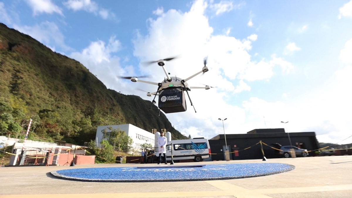 Drone transportando materiais do laboratório Hermes Pardini chega ao Hospital Orizonti