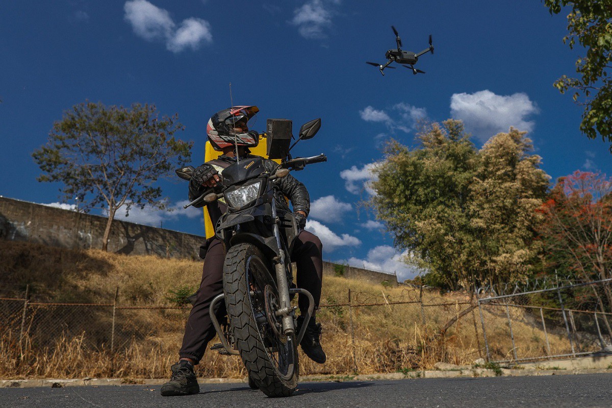 Charles Souto trabalha há 16 anos como motoboy e não pensaria duas vezes em trocar a moto por um drone