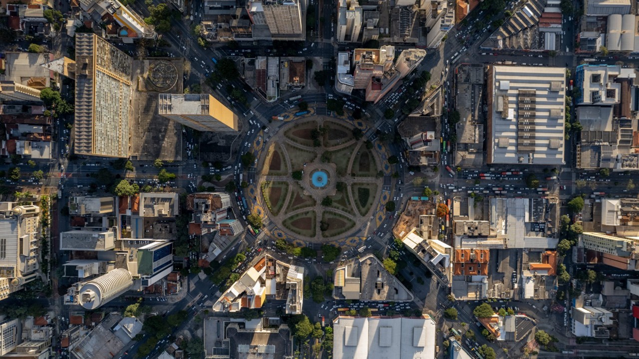Imagem aérea, feita com drone, mostra a movimentada praça Raul Soares, no Barro Preto, em Belo Horizonte