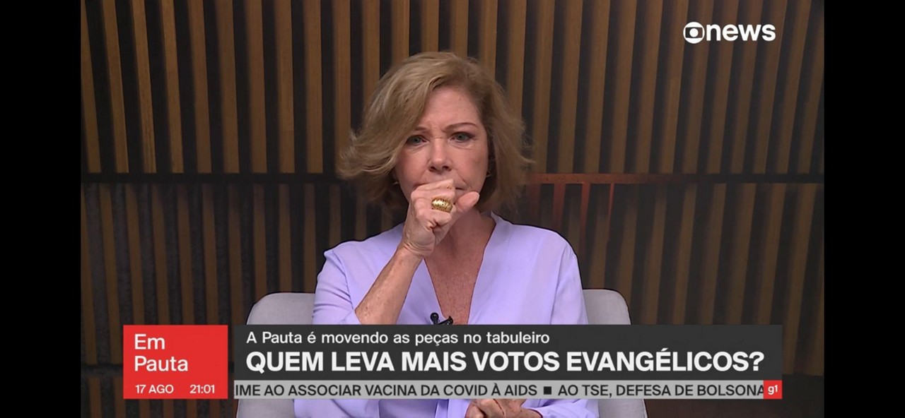 Em meio a uma reportagem ao vivo, a jornalista foi surpreendida por um mosca que entrou na boca dela