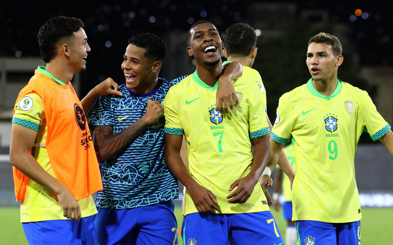 Rayan comemora o gol do Brasil contra a Argentina (Foto: Edison Gamez/AFP)