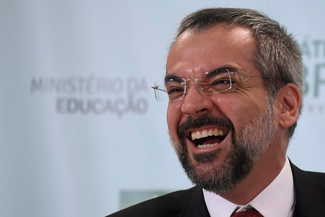 O ministro da Educação, Abraham Weintraub, durante coletiva ontem: primeiro relacionou cortes à 'balbúrdia', depois o estendeu a todas as federais