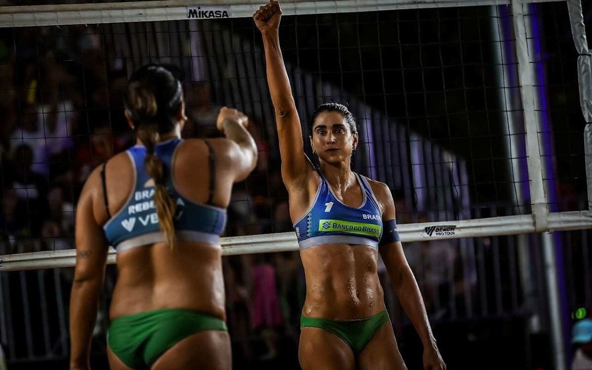 Carol Solberg e Rebecca foram campeãs de etapa no México (Foto: Divulgação/FIVB)