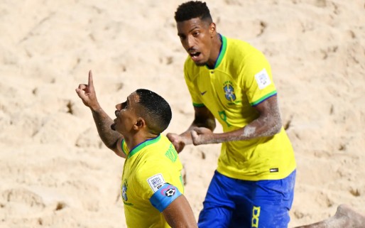 Rodrigo comemora o primeiro gol do Brasil na Copa do Mundo de Futebol de Areia (Foto: Reprodução/FIFA)