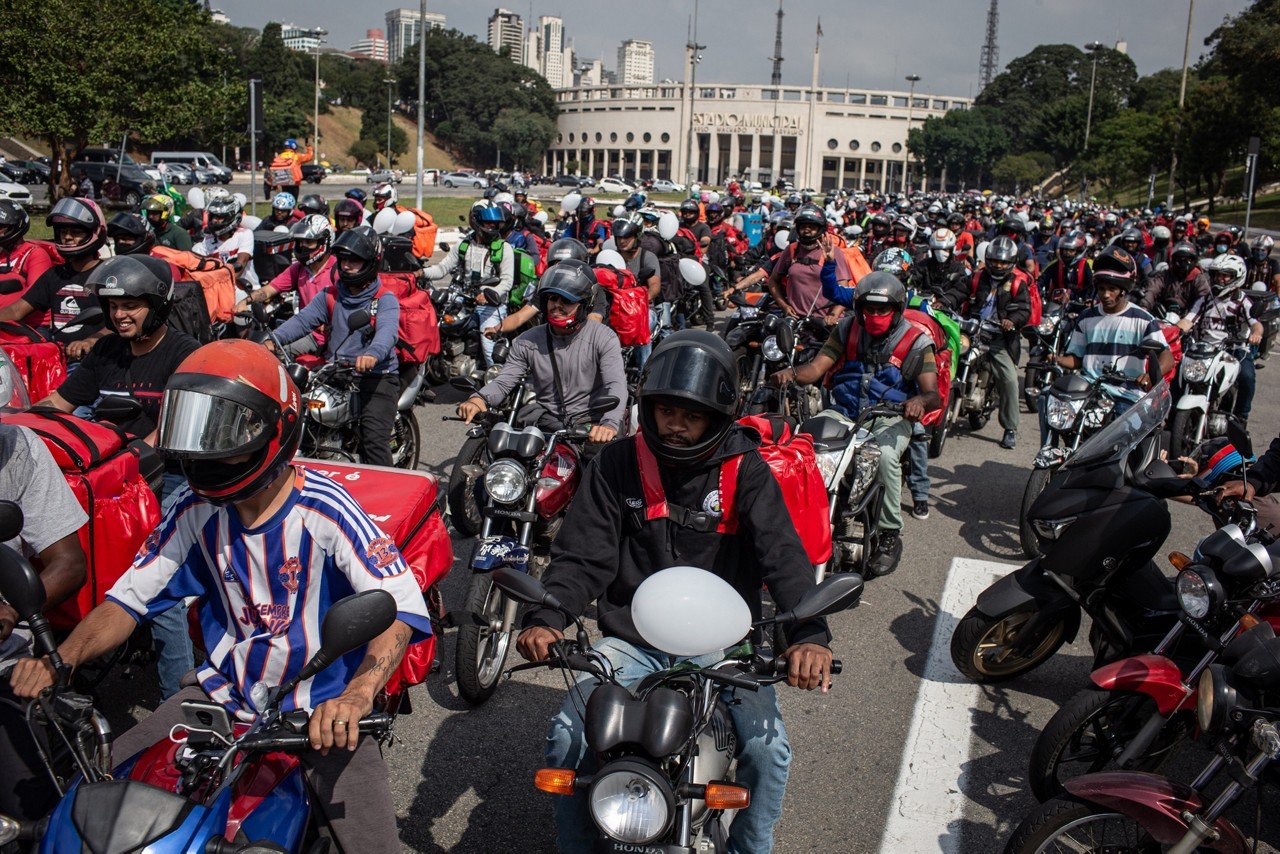 Centenas de entregadores e apoiadores se reuniram na praça Charles Miller, no Pacaembu, em SP