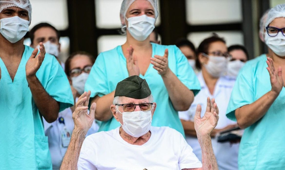 Ermando Piveta, que lutou na 2ª Guerra Mundial, teve alta médica após ser infectado pelo novo coronavírus