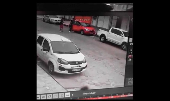 Agressão foi flagrada por câmeras de segurança