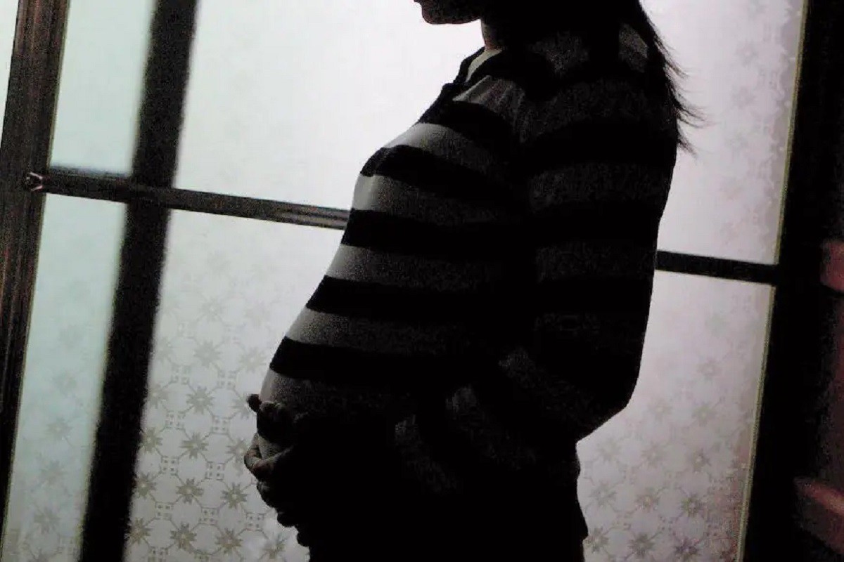 Jovem apresentava sangramento e reclamava de dores na barriga