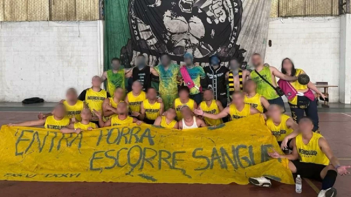 Frase na faixa faz parte do hino da atlética, que foi proibido pela universidade em 2017