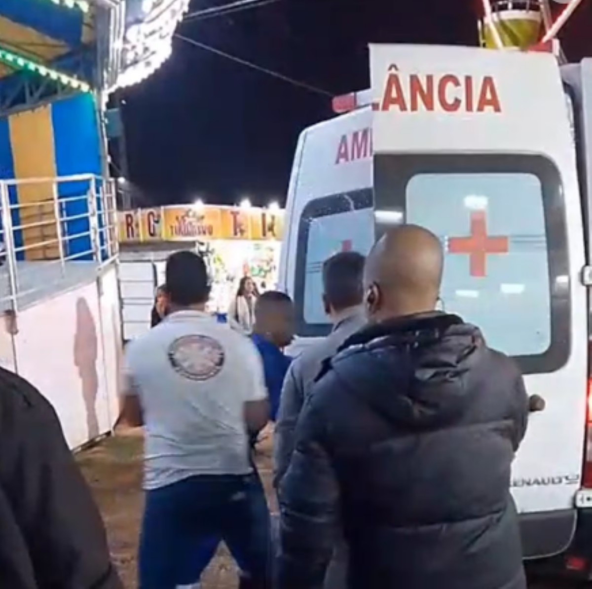 Ambulância presta socorro às vítimas arremessadas em brinquedo em parque