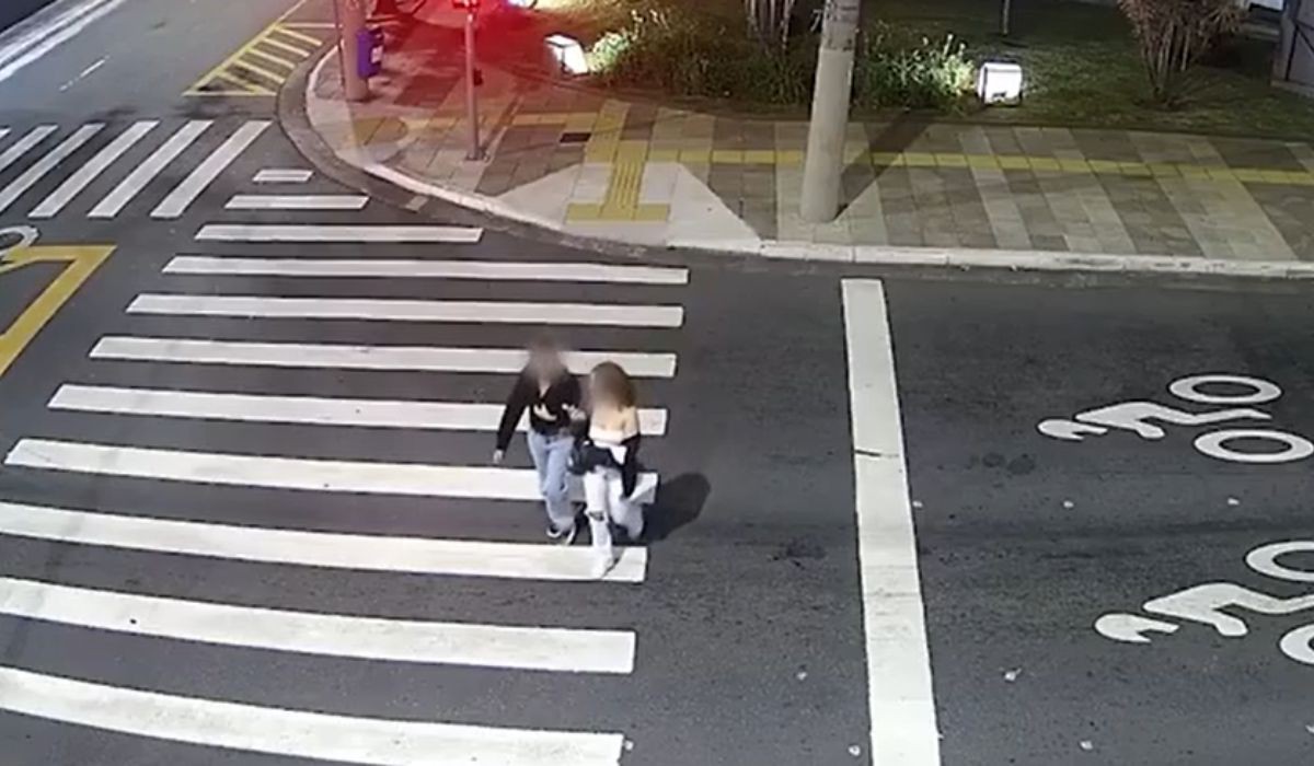 Imagens mostram o carro em alta velocidade em uma avenida praticamente vazia