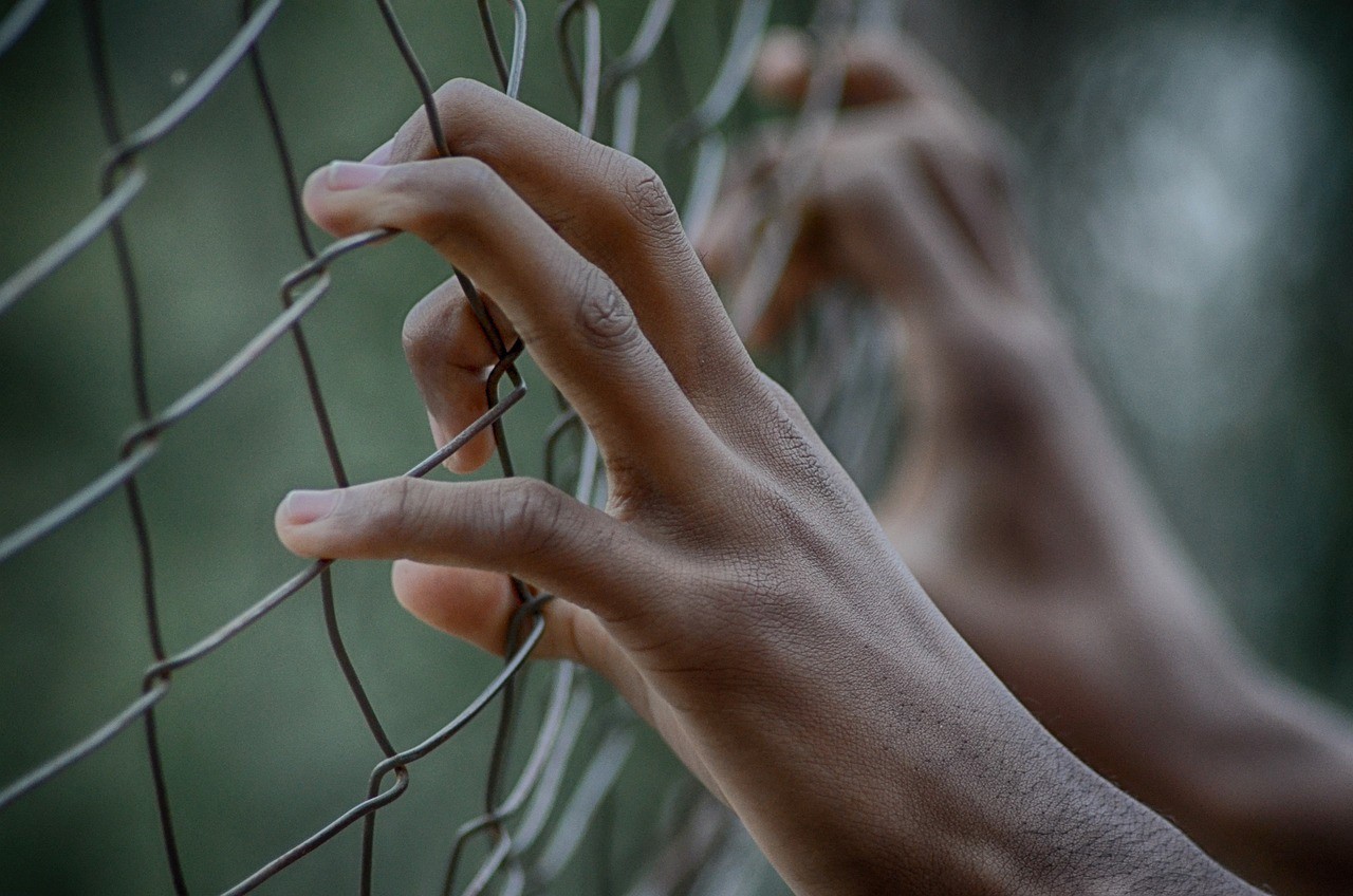 População carcerária no Brasil é de cerca 900 mil pessoas privadas de liberdade