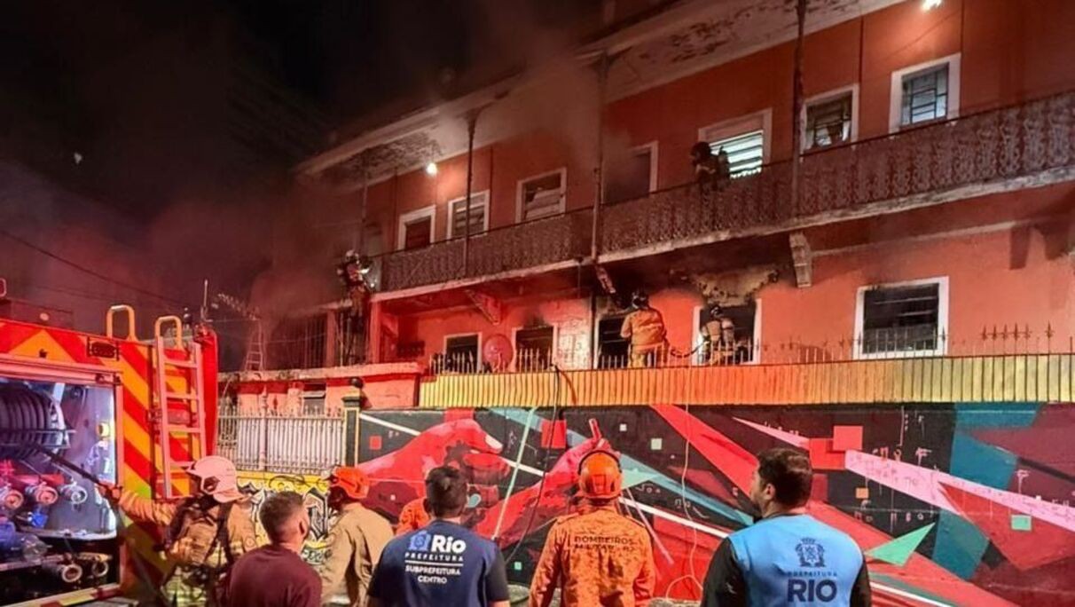 Bombeiros controlando incêndio