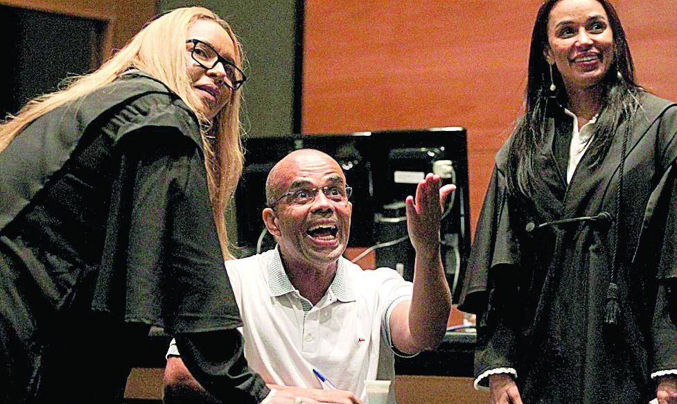 Ousadia.Em seu último julgamento, no último dia 13 de maio, Beira-Mar se mostrou confortável e até mandou beijos para parentes no tribunal