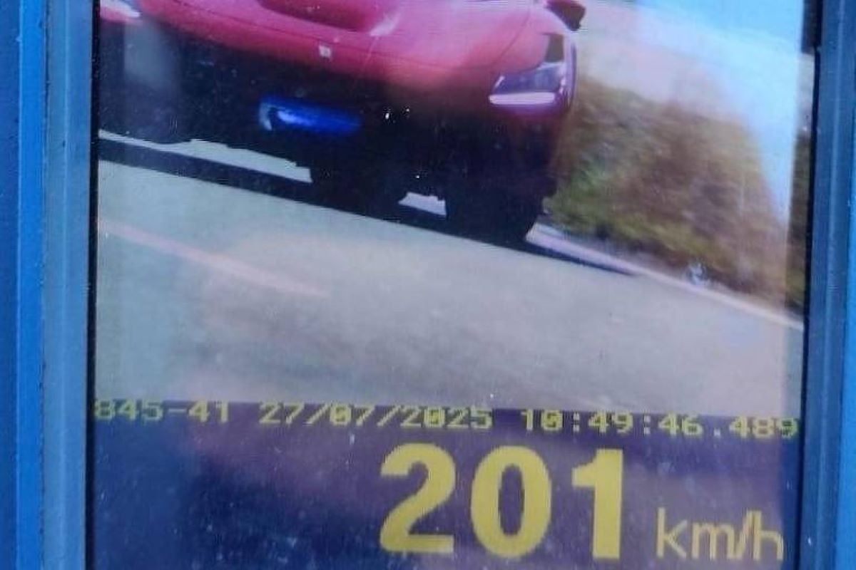 Imagem registrada por radar móvel de uma Ferrari a 201 km/h na rodovia Engenheiro João Toselo, em Mogi Mirim (SP)