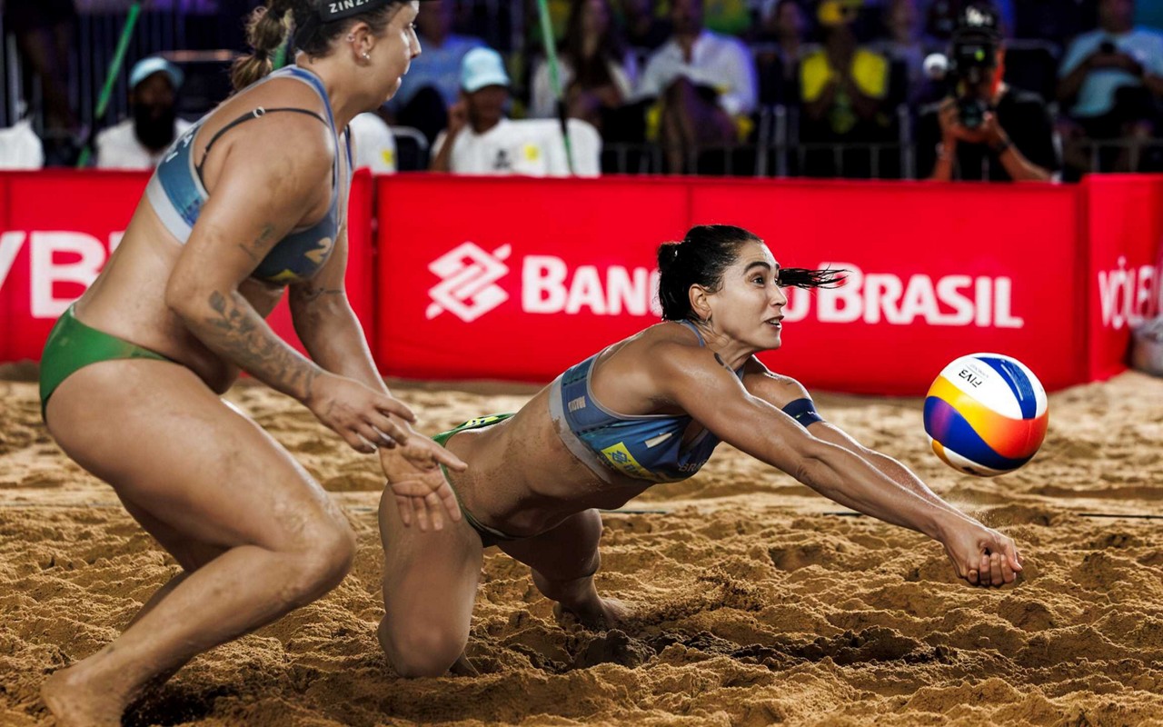 Carol e Rebecca ficaram com a medalha de prata (Foto: Divulgação/Volleyball Beach Pro Tour)