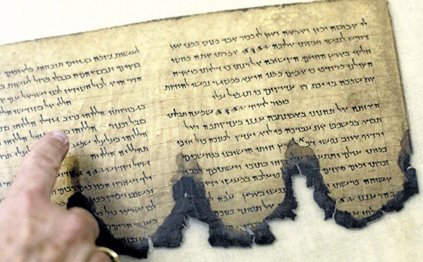 Fragmento de papiro manuscrito encontrado em grutas próximas ao mar Morto