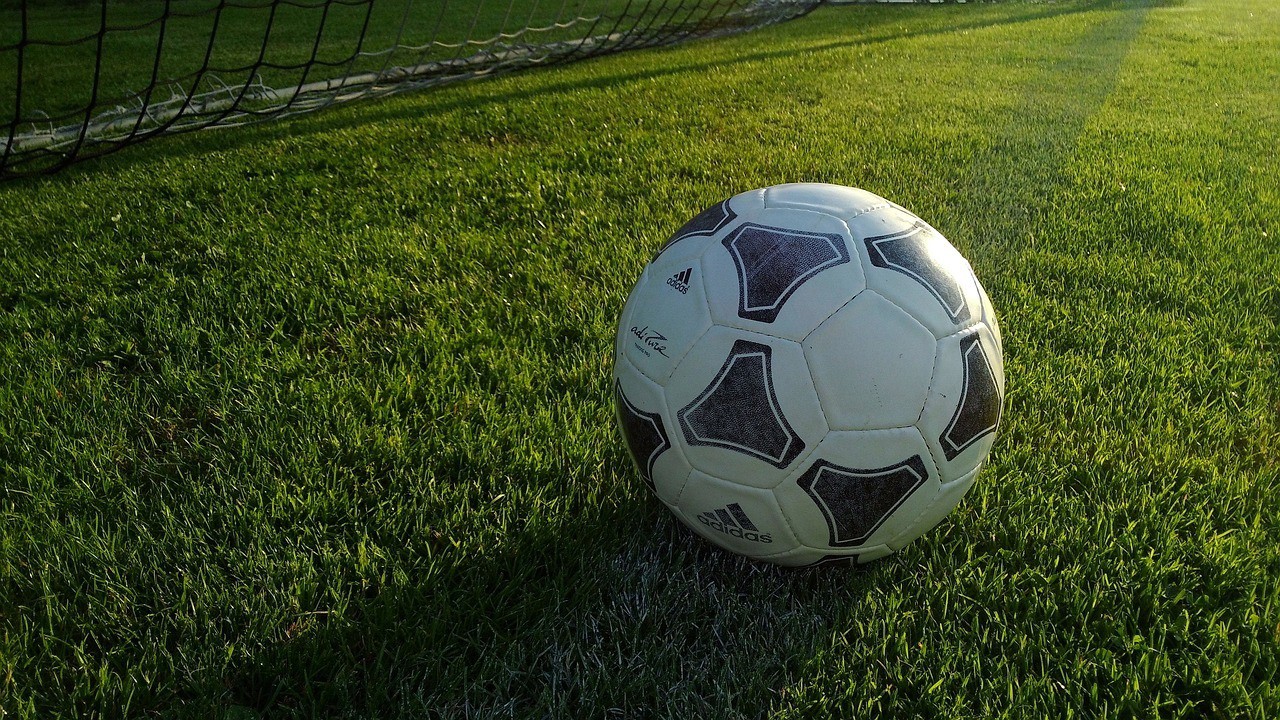 Segunda-feira com muito futebol pelo mundo
