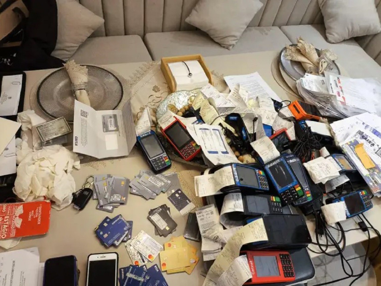 Na primeira fase da operação, policiais federais encontraram inúmeras maquininhas de pagamento e cartões bancários