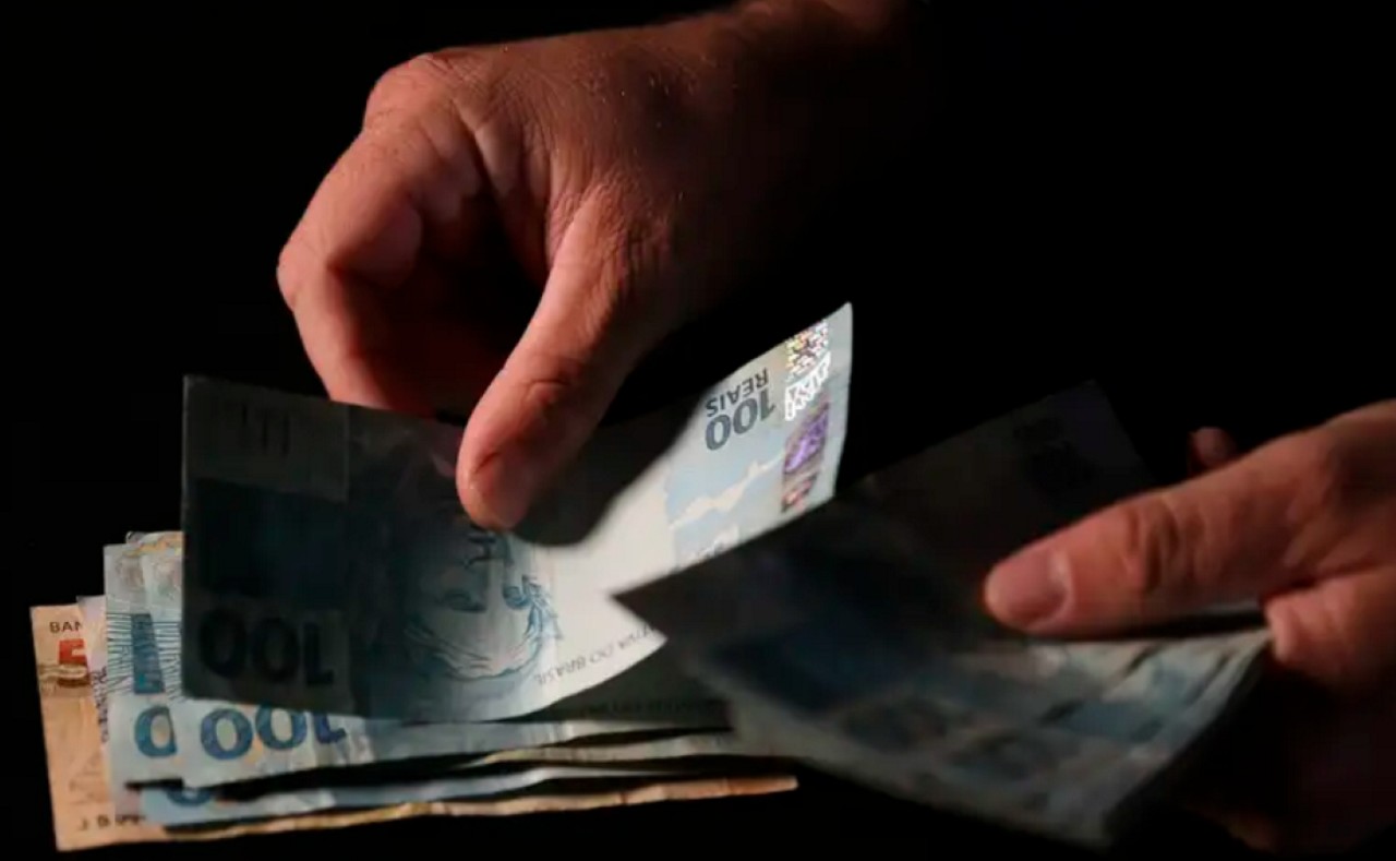O brasileiro paga caro para ter acesso a crédito no Brasil