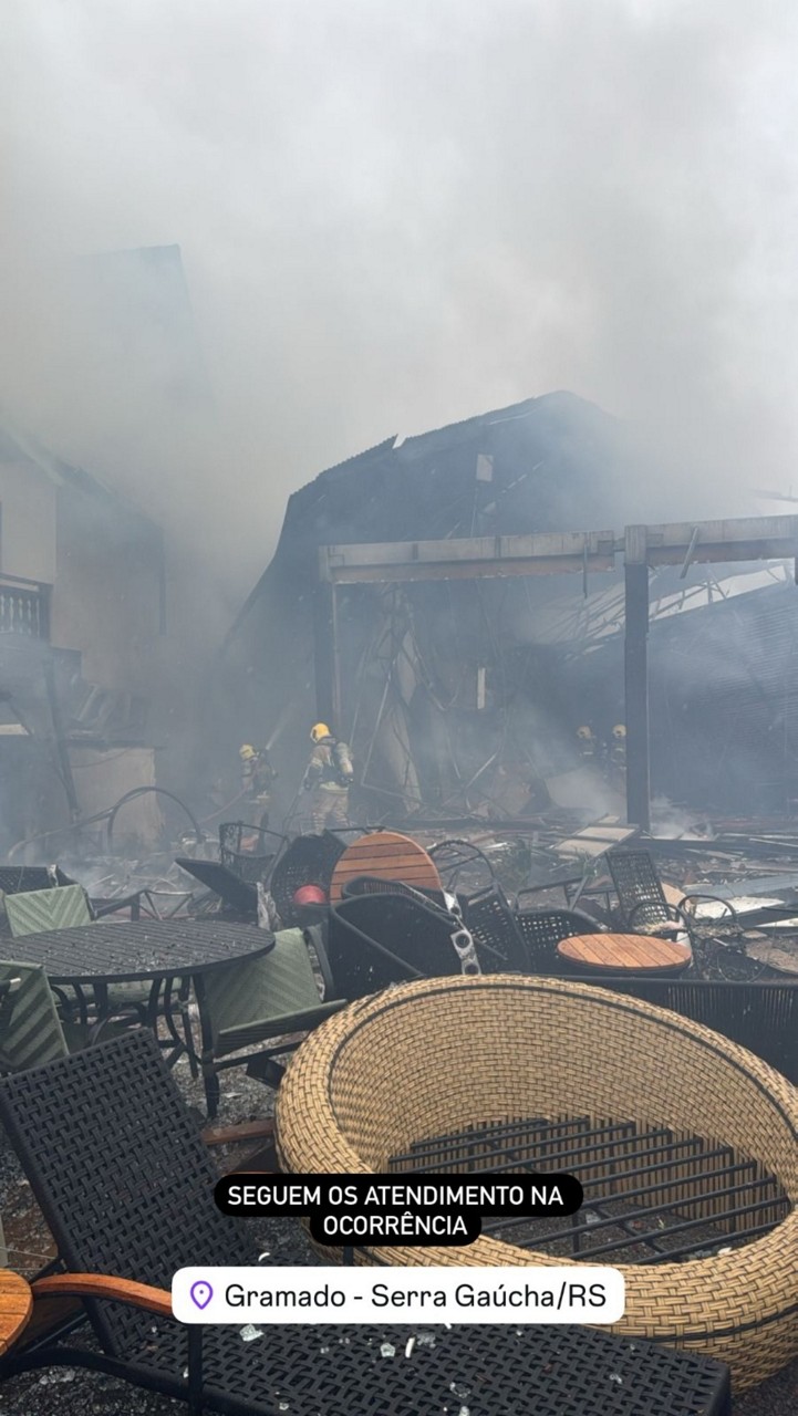 O Corpo de Bombeiros atua no local, que ficou tomado por destroços