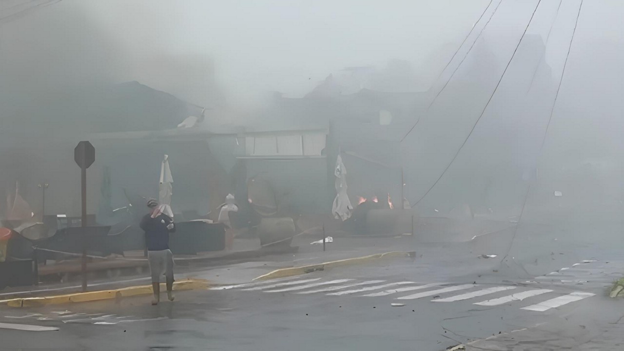 Avião de pequeno porte cai em cima de loja em Gramado no Rio Grande do Sul