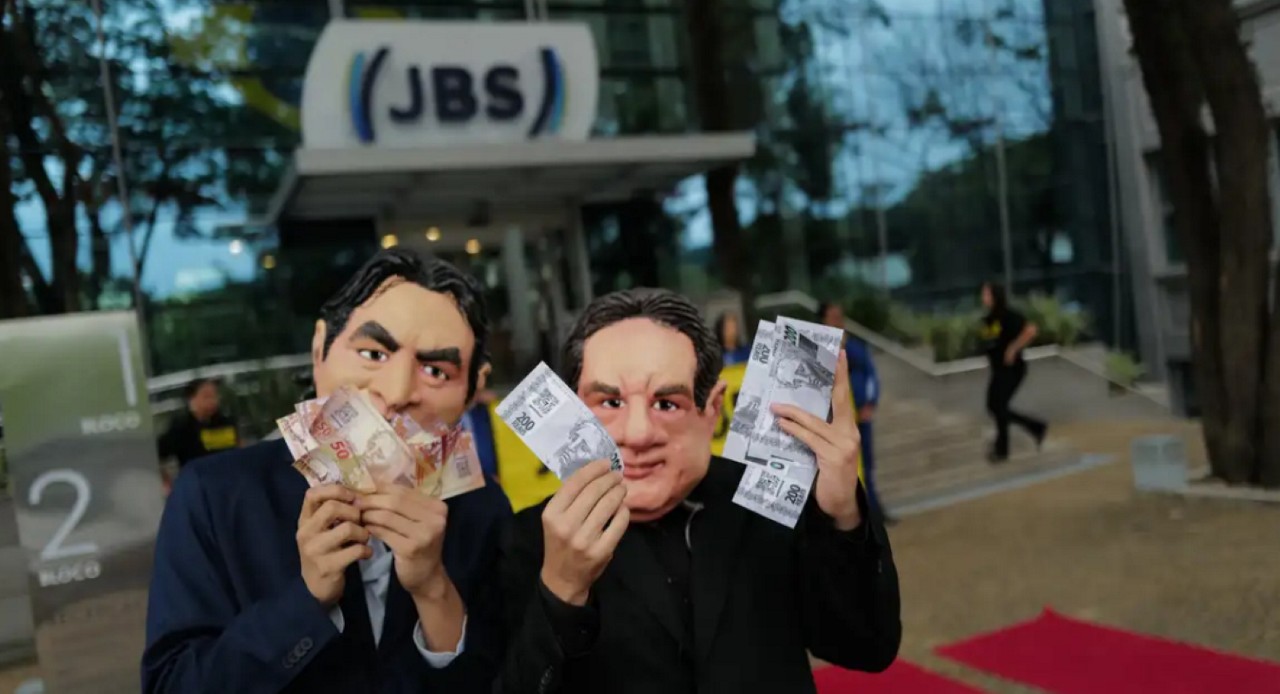 Manifestantes do Greenpeace fazem piada com os donos da JBS, os irmãos Batista